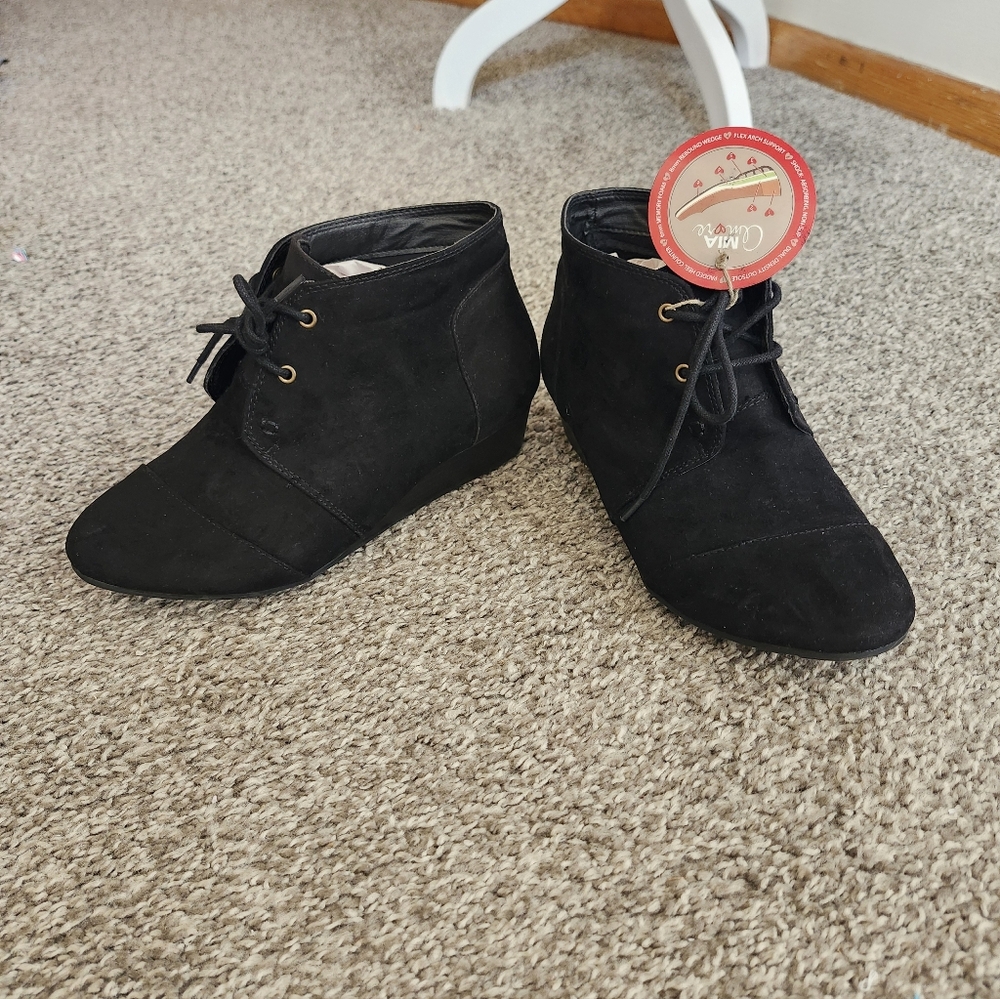 Mia Amore Lace Up Ankle Wedge‎ Boots Size 7